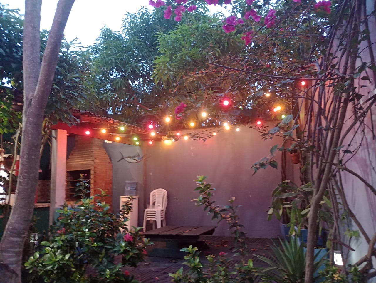 Deque arborizado com iluminação decorativa