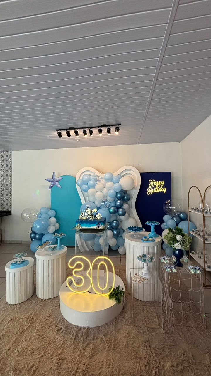 Decoração de aniversário de 30 anos montada no salão da Casa Bella Eventos